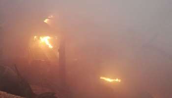 গোডাউনে বিধ্বংসী আগুন, মারাত্মক ক্ষতিগ্রস্ত পাশের ৩ টি বাড়ি