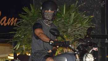 মুখ রুমাল দিয়ে ঢেকে, মাঝরাতে মুম্বইয়ের রাস্তায় কী করছেন শাহিদ?