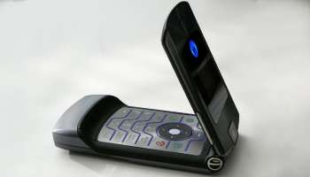 স্মার্টফোনের বাজার ধরতে ফের ফিরছে Moto Razr!