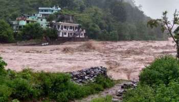 মেঘভাঙা বৃষ্টিতে হড়পা বান উত্তরকাশীতে! প্রাণে বাঁচতে ঘরছাড়া বাসিন্দারা