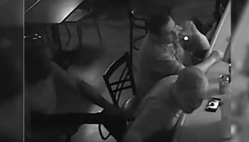 ভিডিয়ো: মাথায় বন্দুক ধরল ডাকাত, তবুও মুখ থেকে চুরুট সরালেন না ব্যক্তি