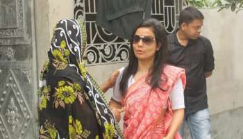 মহুয়া মৈত্রর সঙ্গে ভোটপ্রচারে ওসি! ভুয়ো ছবি দাবি করে কমিশনে চিঠি তৃণমূলের     