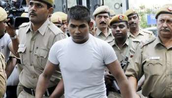 নির্ভয়া কাণ্ডে দোষী বিনয়ের মাথায় গুরুতর চোট, চিনতে পারছে না তার মা-কে