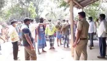 লকডাউনে মিলছে না পর্যাপ্ত রেশন সামগ্রী, অভিযোগে ডিলারকে ঘিরে বিক্ষোভ চন্দ্রকোণায়