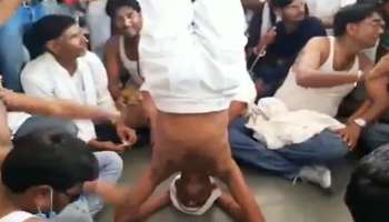 &#039;মাথা নীচে পা উপরে&#039; কালেক্টরের বিরুদ্ধে জামা খুলে প্রতিবাদ কংগ্রেস বিধায়কের