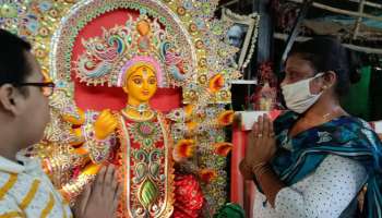 প্রয়াত শিল্পীর শেষ ছোঁয়া সঙ্গে নিয়ে কালীঘাটের কুমোর পাড়া থেকে হংকং যাচ্ছেন দেবী দুর্গা!