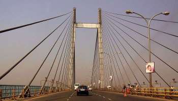 তাজপুরে ঘুরতে যাওয়ার পথে দুর্ঘটনা, লরির ধাক্কায় গুরুতর আহত ১০