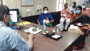 TMC পার্টি অফিসে বসে ভ্যাকসিনের ফর্ম ফিলআপ চলছে, হুগলি জেলা প্রশাসনে দরবার লকেটের 