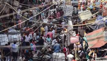 আনলক শুরু হতেই উধাও মাস্ক বিধি-সামাজিক দূরত্ব! ভয় ভুলেই রাস্তায় জমায়েত