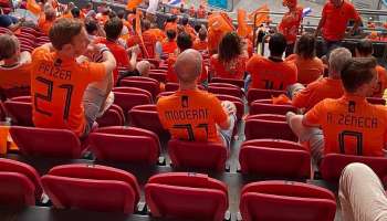 UEFA EURO 2020: গ্যালারিতে পাশাপাশি বসে তিন ডাচ ফ্যান, তাঁদের জার্সিতে লেখা Pfizer, Moderna ও AstraZeneca! 