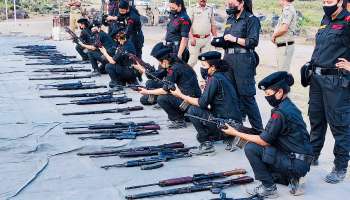 কালাশনিকভ হাতে শিলিগুড়ির সুরক্ষায় তেজস্বিনী 'WINNERS' বাহিনী     