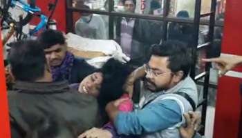 Video: পরকীয়ার জের! ভরসন্ধেয় রাস্তায় দুই মহিলার 'চুলোচুলি'