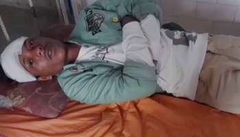 Video: বাসন্তীতে তৃণমূলের 'গোষ্ঠীদ্বন্দ্ব', বিধায়কের সামনেই চলল চেয়ার ছোড়়াছুঁড়ি!