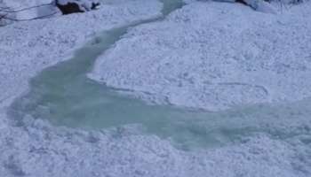 বয়ে যেতে যেতেই জমে গেল জল! 'আজগুবি' বলে উল্লেখ করছেন একাংশ  