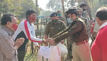 Covid 19:  নবান্নের নির্দেশে আসরে খোদ পুলিস সুপার, আক্রান্তদের বাড়ি পৌঁছে দিলেন খাবার