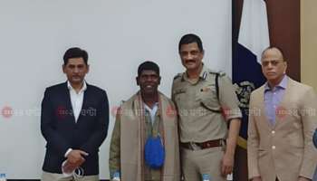 Kacha Badam: এবার রাজ্য পুলিসের সদর দফতরে ভুবন বাদ্যকর, কী করলেন 'কাঁচা বাদাম' গানের স্রষ্টা?