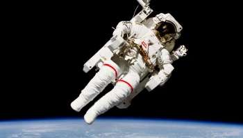 Spacewalking: অলৌকিক? মহাকাশে হেঁটে বেড়াচ্ছেন এক মহাকাশচারী! 