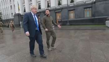 Russia-Ukraine War: হঠাৎই কিয়েভের রাস্তায় ব্রিটিশ প্রধানমন্ত্রী! সঙ্গে জেলেনস্কিও