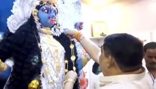 Anubrata Mandal ornates Kali idol with 180 bhari golden jewelery