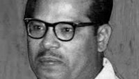 মুকুটতাতো পরেই আছে, তিনিই শুধু নেই...