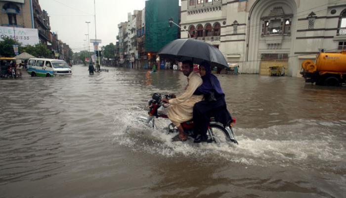 পাকিস্তানের বন্যায় ভাসমান গাড়ির ওপরেই চলছে রান্না, মৃত ৪০