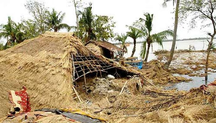 আয়লায় দুর্গতদের সঙ্গে লক্ষ টাকার প্রতারণা