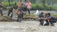 ধীরে ধীরে স্বাভাবিক হচ্ছে বন্যা বিধ্বস্ত ভূস্বর্গের যোগাযোগ ব্যবস্থা 