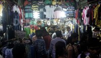 চতুর্থীতে বাঙালি- কেনাকাটা, প্যান্ডেল দর্শন দুটোই চলছে একসঙ্গে