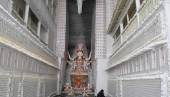 চলছে দুর্গাপুজোর থিম সেল, হইহই বাজারে ক্রেতা ভিন রাজ্য থেকেও