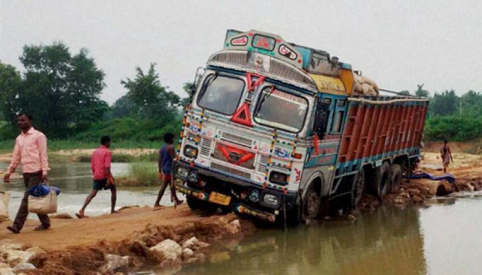 দুর্বল হুদুহুদ ১৮টি প্রাণ নিল উত্তরপ্রদেশে 