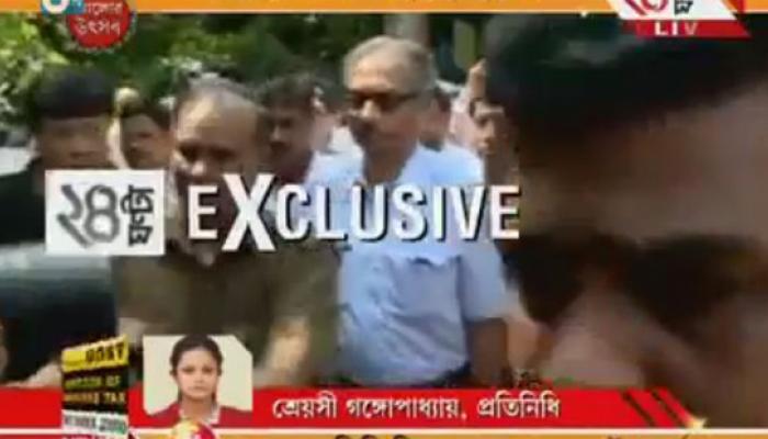 কড়া পুলিসি পাহারায় কাজে যোগদান উপাচার্যের, দাবি পড়ুয়ারাই দিয়েছেন 'সেফ প্যাসেজ'