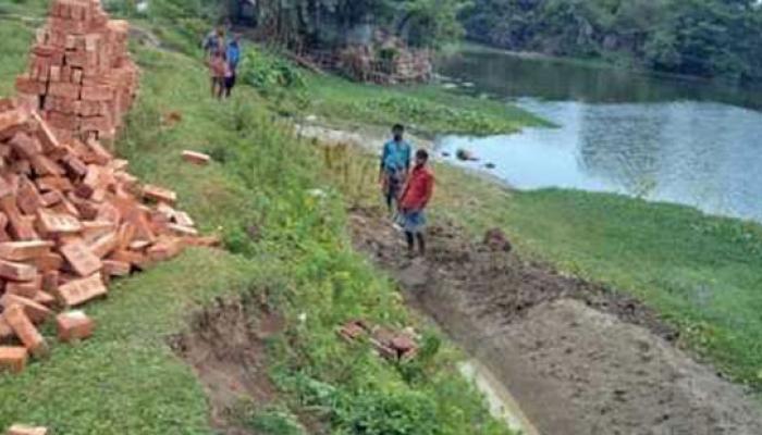 বেআইনিভাবে পুকুর ভরাটের অভিযোগ উঠল বস্ত্রমন্ত্রীর সচিবের বিরুদ্ধে 