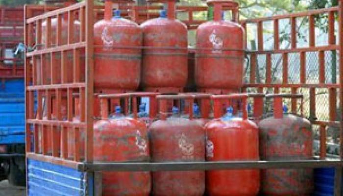 রাজ্য জুড়ে LPG সঙ্কট চরমে, গৃহস্থের কপালে ভাঁজ