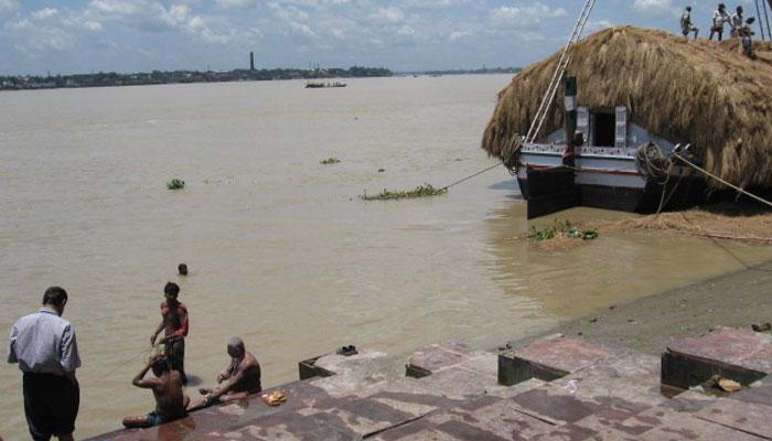 সংস্কারের অভাবে ধুঁকছে শহরের শতাব্দী প্রাচীন ঘাটগুলি