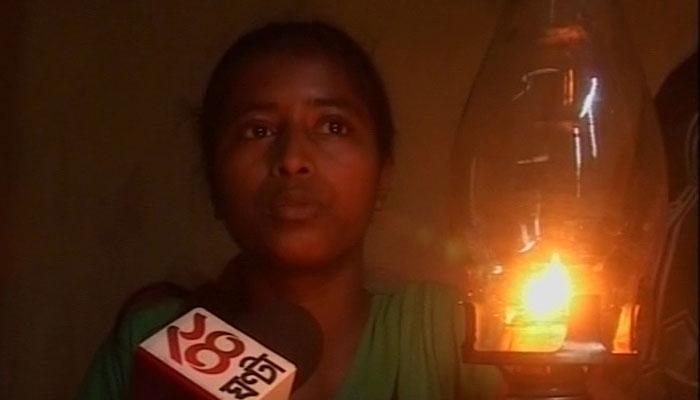 গ্রামে নেই বিদ্যুত্‍, মোবাইল চার্জ দিতে তাই যেতে হচ্ছে ১০ কিমি দূরে 