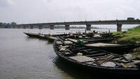 কৃষক সেতুর সংস্কার চলছে, তাই নৌকাতেই দামোদর পেরোচ্ছেন মানুষ 