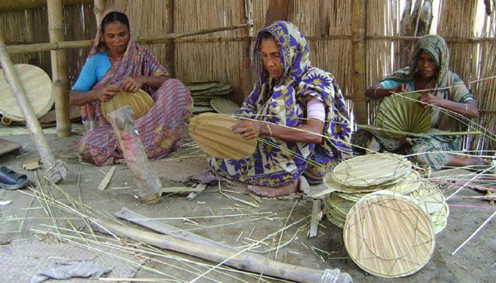 লোডশেডিংয়ের দাপটে বিক্রি বাড়ছে তালপাতার হাতপাখার