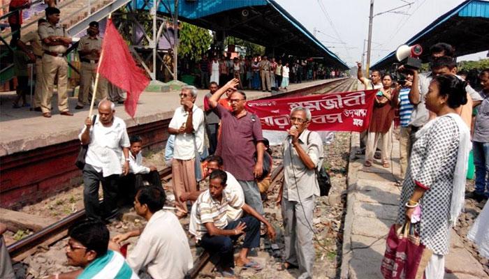 বন্ধ কারখানা খোলা সহ ছয় দফা দাবিতে রেল অবরোধ শ্রমিকদের 