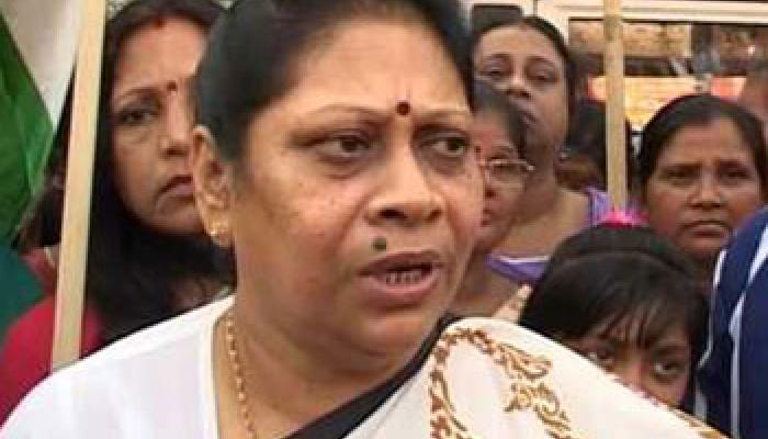 চেয়ারপার্সন ও কাউন্সিলরের বেনজির তরজা, পুরসভাতেই মালা রায়ের দিকে কাগজ ছুঁড়লেন প্রকাশ উপাধ্যায়