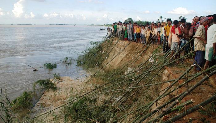 বর্ষা আর ভাঙনের আতঙ্কে জলঙ্গির মানুষ