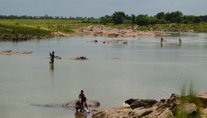 কংসাবতীর গর্ভ থেকে অবৈধভাবে তোলা হচ্ছে বালি