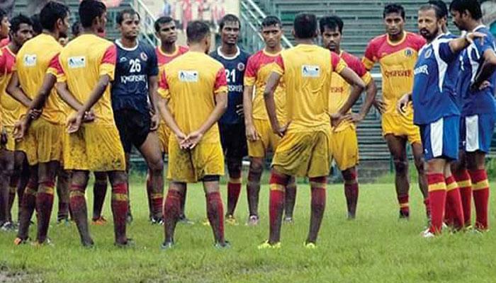 বৃষ্টিতে কাকভেজা হয়েই অনুশীলনে কোচ বিশ্বজিত ও ইস্টবেঙ্গল