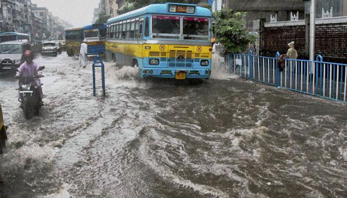 বানভাসি কলকাতা, সোশ্যাল নেটওয়ার্কে উপচে পড়ল ক্ষোভ 