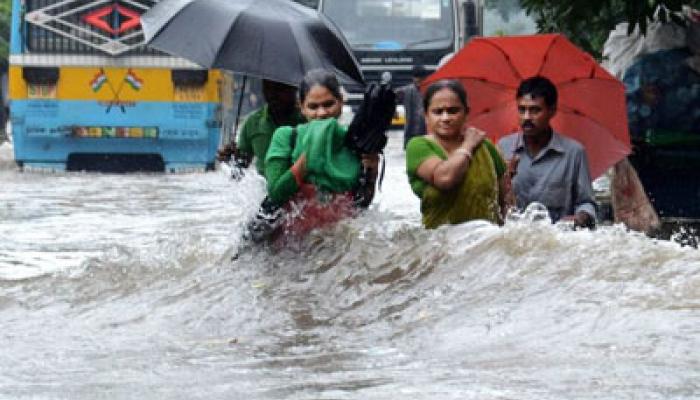 রাতভর বৃষ্টিতে ফের জলমগ্ন কলকাতা