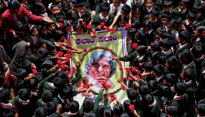 শেষকৃত্যের আগে রামেশ্বরমের রাস্তায় শ্রদ্ধা পড়ুয়াদের 