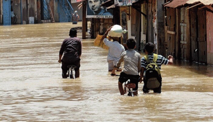 বৃষ্টির দাপটে হাঁটুজলে হাবুডুবু শহর কলকাতা