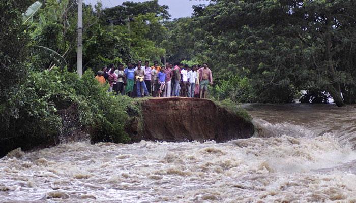 চোখ রাঙাচ্ছে নদী, ভেসে যেতে পারে ঘরবাড়ি, আতঙ্কে ফের রাত জাগছে জঙ্গলমহল   