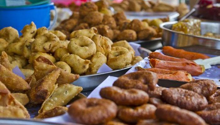 বর্ষায় সুস্থ থাকতে এড়িয়ে চলুন রাস্তার খাবার, জল 