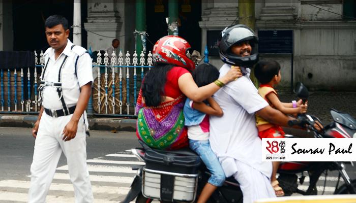 এক বাইকে পুরো পরিবার, হেলমেট নেই শিশুদের, ট্রাফিক পুলিস শুধু চেয়ে চেয়ে দেখে