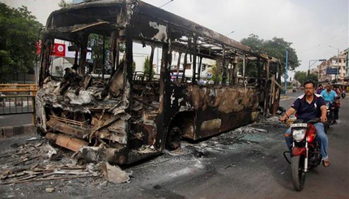 গুজরাতের রাস্তায় রাস্তায় এখন সেনাদের ভারী বুটের শব্দ, মৃত বেড়ে ৮, রাতভর সংঘর্ষ, চাপা উত্তেজনা রাজ্যুজুড়ে